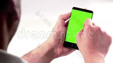 手动智能<strong>手机</strong>，白色背景下的彩色<strong>按键</strong>，绿色屏幕